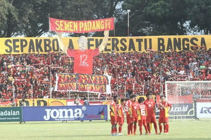 Mencekam! Final Liga 2 RI Suporter Nyalakan Flare, Semen Padang Terancam Sanksi Berat