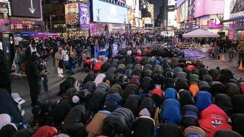 Ratusan Muslim New York Tarawih Perdana Ramadan di Times Square