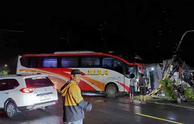 Bus Mira Tabrak Penitipan Sepeda Motor di Keras Ngawi