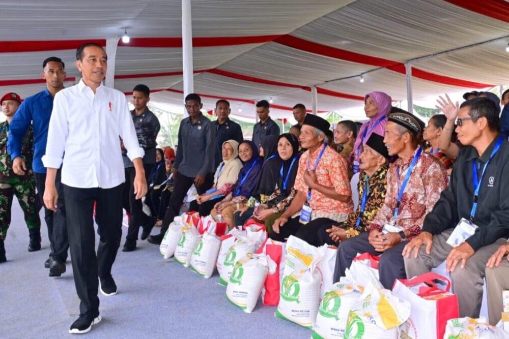 Jokowi Tidak Salami Prabowo Usai Bayar Zakat Fitrah di Istana Negara

