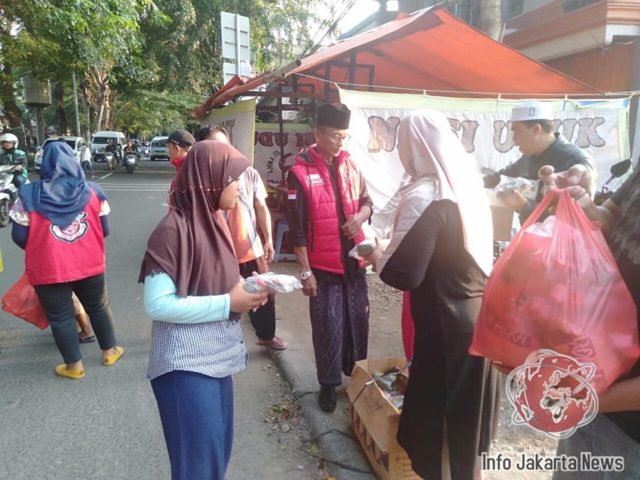 Komunitas Motor Indonesia (COMOT) Berbagi Takjil Kp. Pengarengan Jaktim