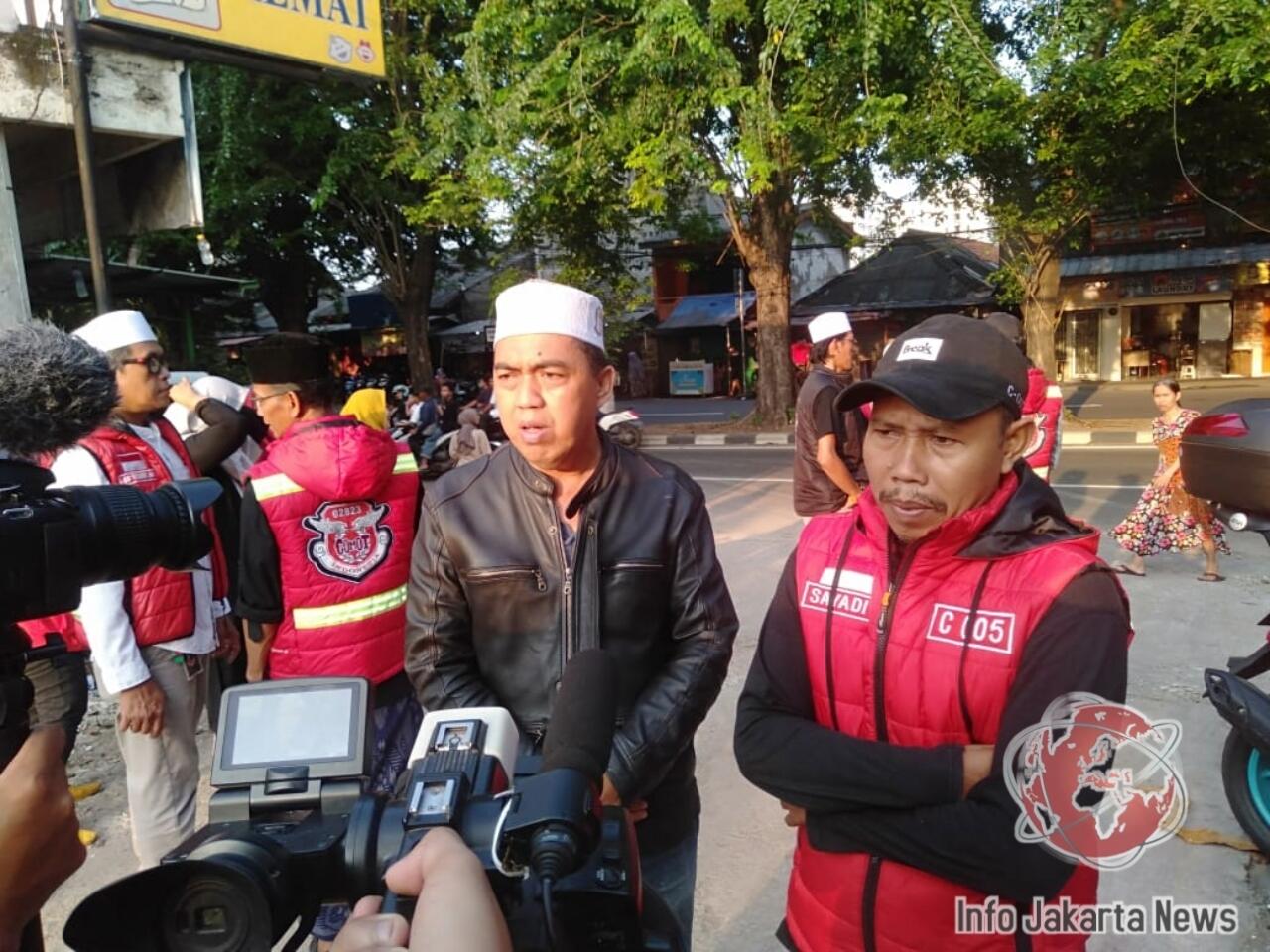 Komunitas Motor Indonesia (COMOT) Berbagi Takjil Kp. Pengarengan Jaktim
