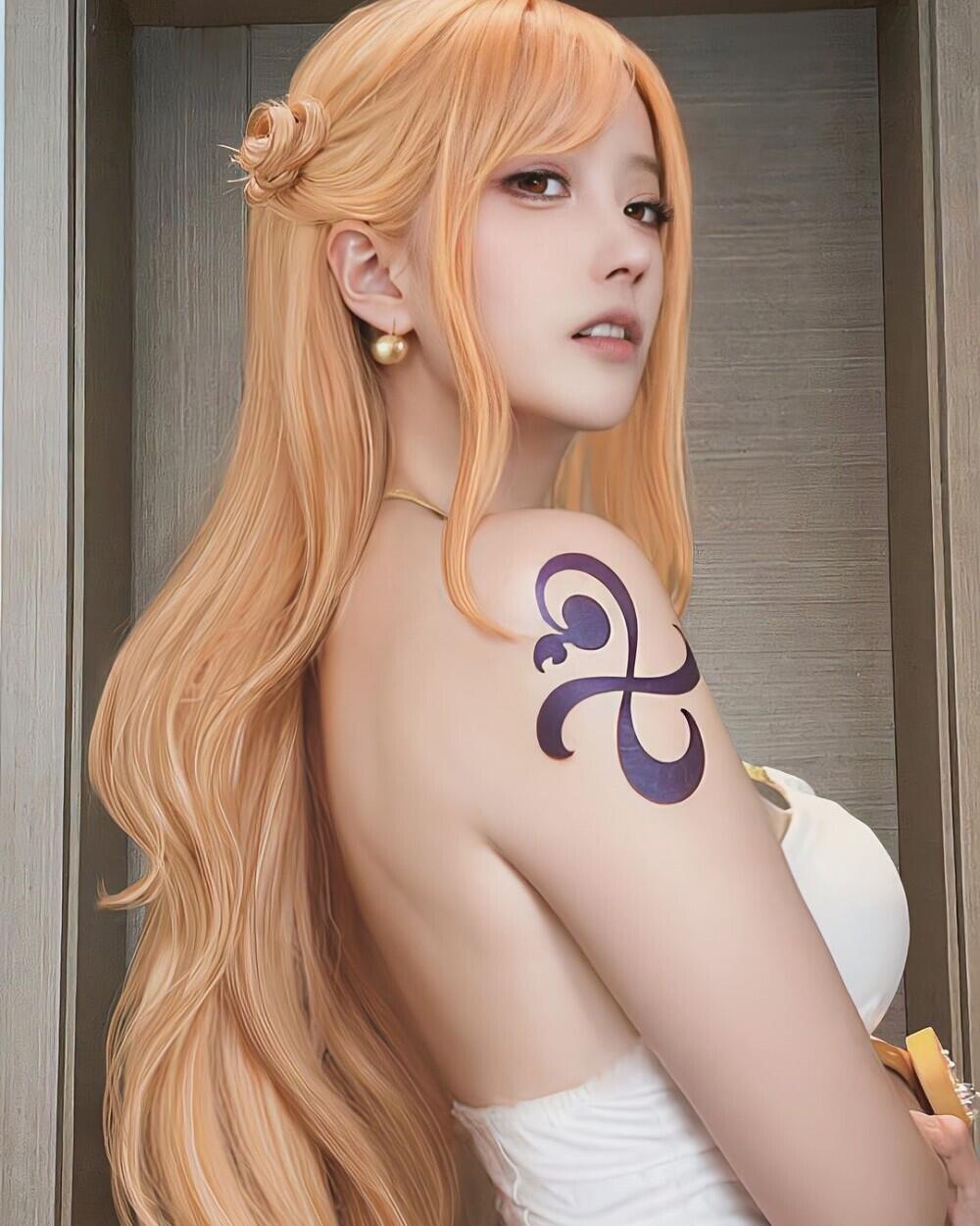 Ngiler Abis! Cosplay Nami dari One Piece Makin Hot dengan Pakaian Putih yang Ngejreng