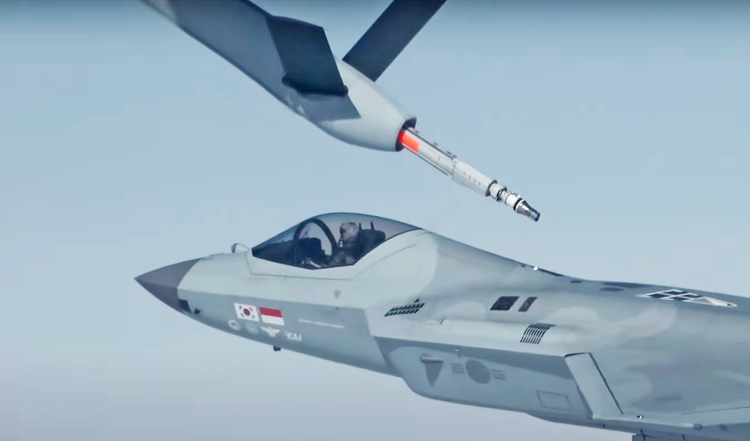 Untuk Pertama Kali, KF-21 Boramae Sukses Uji Coba Pengisian Bahan Bakar di Udara