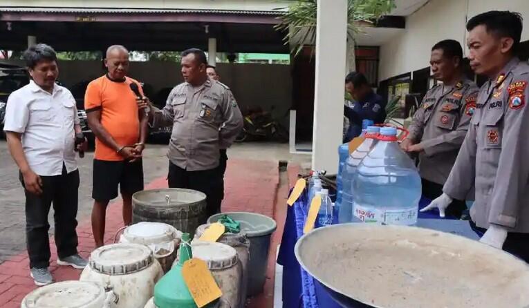 Produksi Miras Ilegal, Kakek 61 Tahun di Malang Diciduk Polisi