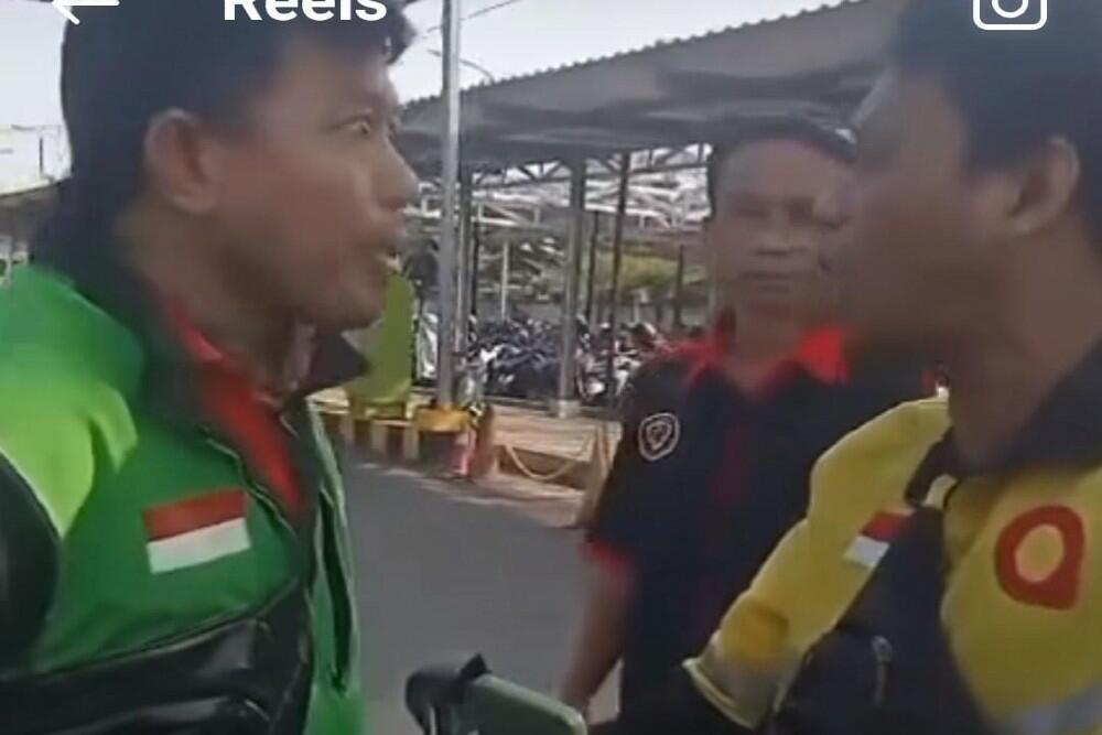 Viral Duel Ojol Hijau vs Kuning Gegara Rebutan Penumpang di Stasiun!