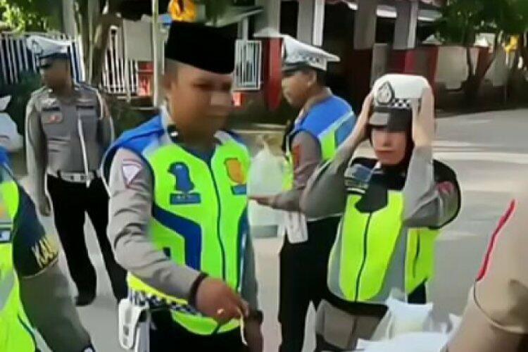 Polisi Bagi-bagi Takjil di Jalan, Warga Malah Ketakutan! Apa Sebabnya?