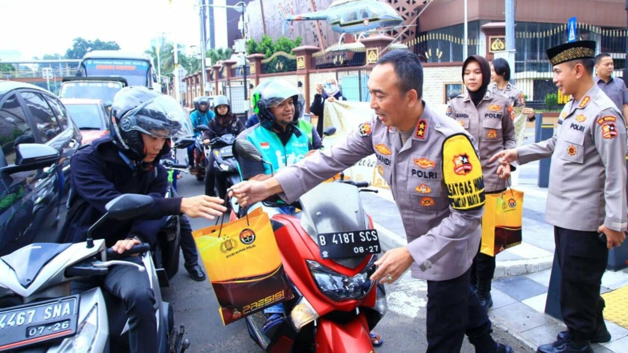 Polres Baubau Bagikan Takjil Gratis, Tak Satupun Pengendara Mengambilnya! Kok Gitu?