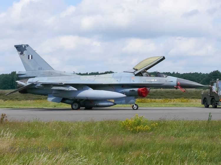 Kolektor Pesawat Tempur Antik Wajib Pantau, Yunani Siap Jual F-16 dan Mirage 2000-5