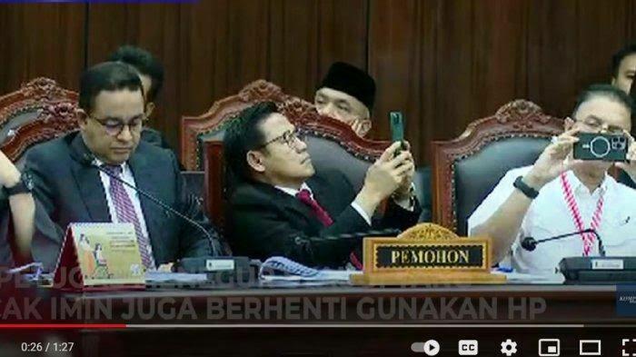 Cak Imin Malah Sibuk Main HP Saat Sidang MK, yang Kaya Gini Mau Jadi Pemimpin?