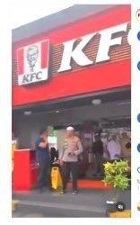 Warga dan Santri di Ciawi Kabupaten Bogor Jawa Barat datangi KFC

