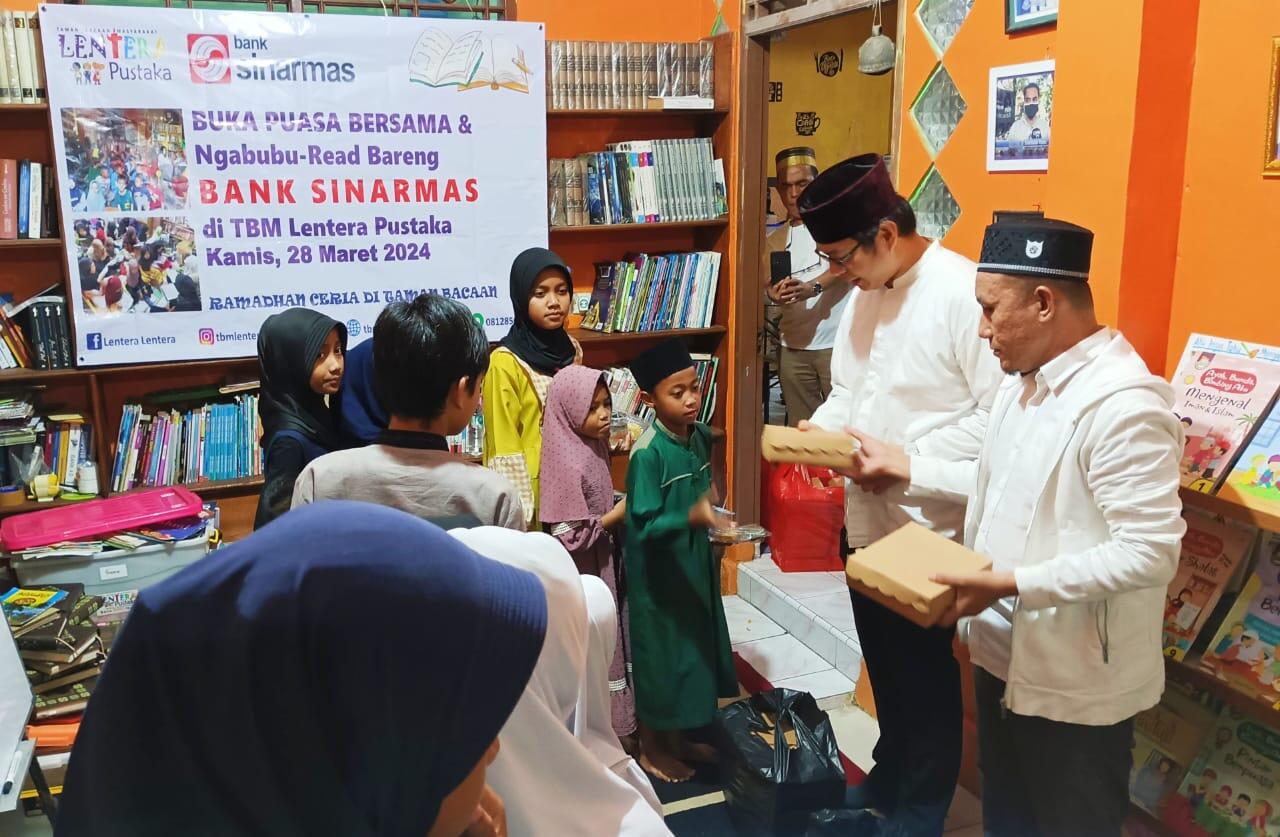 Bank Sinarmas Gelar Buka Puasa Bersama di Taman Bacaan Lentera Pustaka
