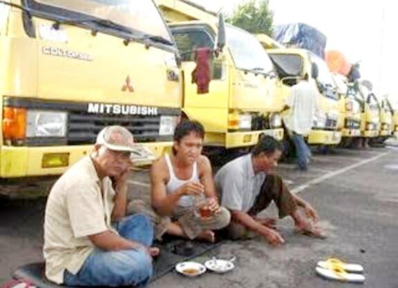 Banyak Kasus Kecelakaan Disebabkan Truk, Pentingnya Kernet Sebagai Warning!