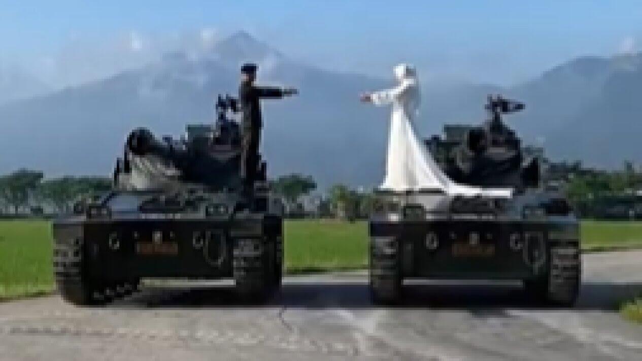 Viral Prajurit TNI Foto Prewedding Pakai Tank, Netizen Ngamuk: Itu Kan Uang Kita