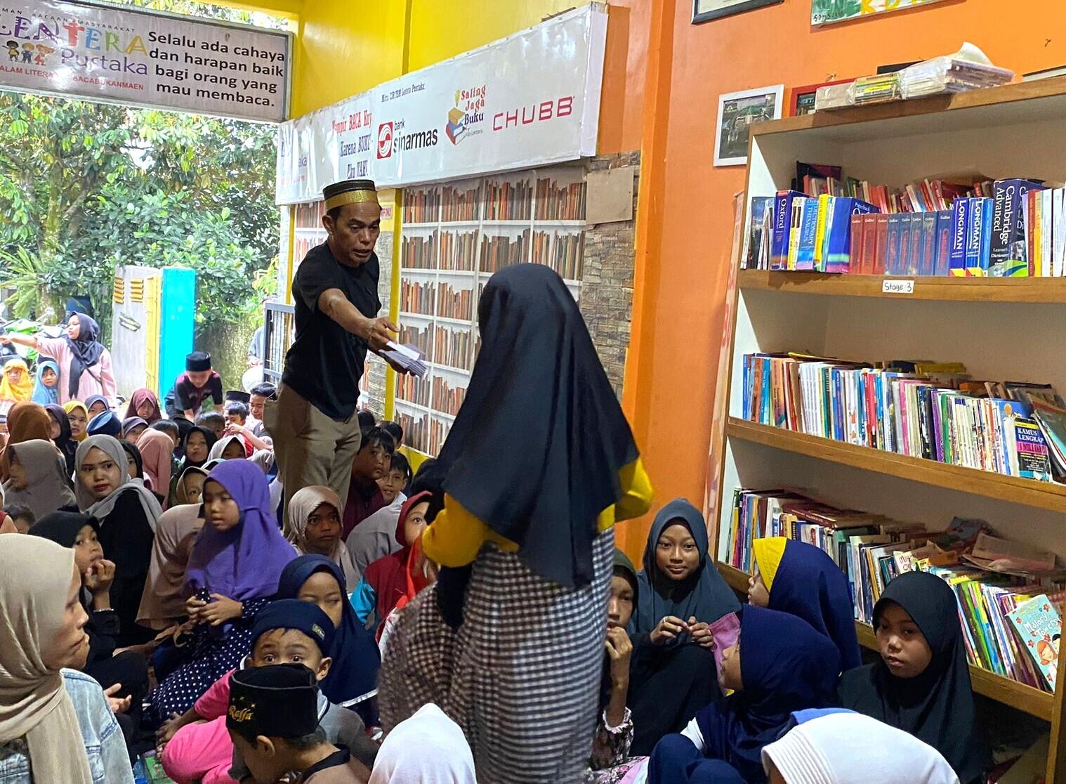 Uang Ketupat untuk 87 Anak Pembaca Aktif TBM Lentera Pustaka