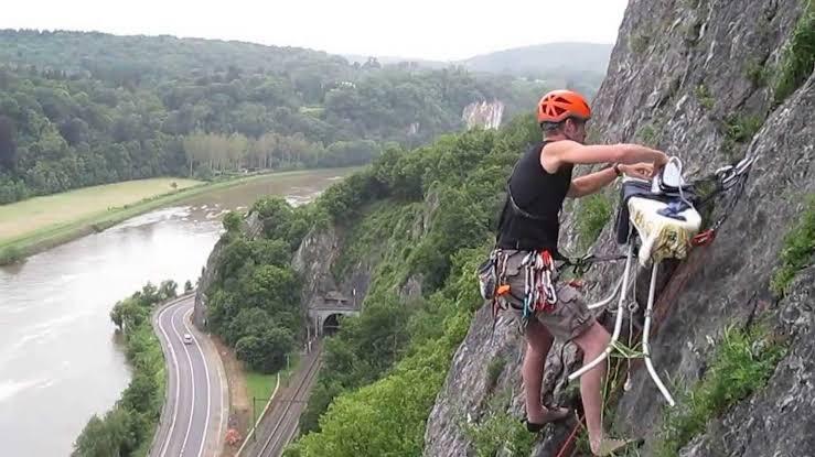 Mengungkap Misteri Extreme Ironing, Olahraga Paling Aneh Di Dunia!!!