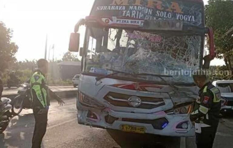 Rem Blong, Bus Mira Tabrak 2 Kendaraan di Jombang, 2 Tewas