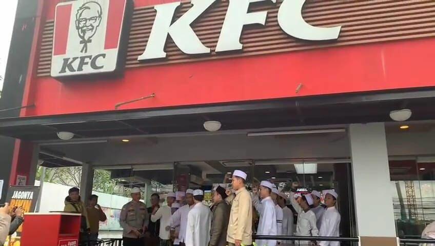 Warga dan Santri di Bogor Beri Peringatan ke Gerai KFC yang Buka di Bulan Ramadhan!