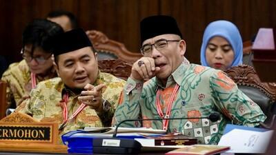 Kelelahan? Ketua MK Tegur Ketua KPU di Sidang Pilpres: Pak Hasyim Tidur, Ya?