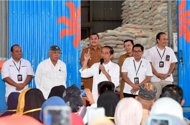 Jelang Lebaran, Jokowi Tinjau Stok Beras dan Bantuan Pangan ke Masyarakat