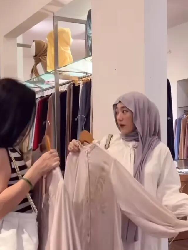 7 Momen Larissa Chou Kenakan Hijab ke Ibu, Minta Doa Mualaf Habib Husein