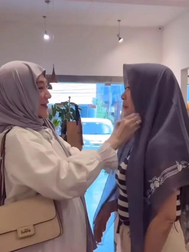 7 Momen Larissa Chou Kenakan Hijab ke Ibu, Minta Doa Mualaf Habib Husein