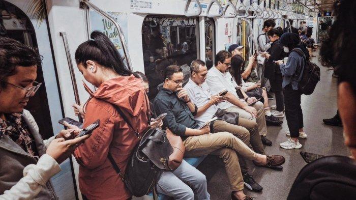 Anies Baswedan Pamer Naik Transportasi Umum MRT, Asyik Baca Buku

