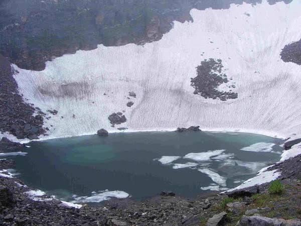 Misteri Tengkorak di Danau Roopkund: Keajaiban atau Kutukan Alam?