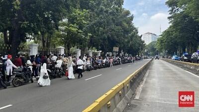 Warga Dorong-dorongan Rebutan Salaman dengan Jokowi saat Open House

