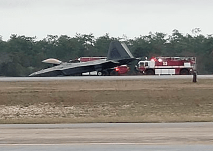 Roda Pendarat Depan Roboh, F-22 Raptor Tersungkur di Jalur Penerbangan