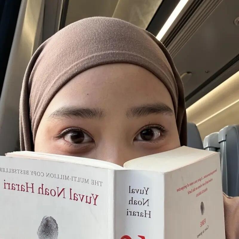 Buku Bacaan Ini Diduga Jadi Alasan Zara Anak Ridwan Kamil Lepas Hijab!