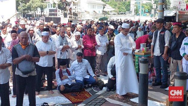 Din Syamsudin Ambruk Usai Orasi Aksi Sidang Putusan Pilpres di MK

