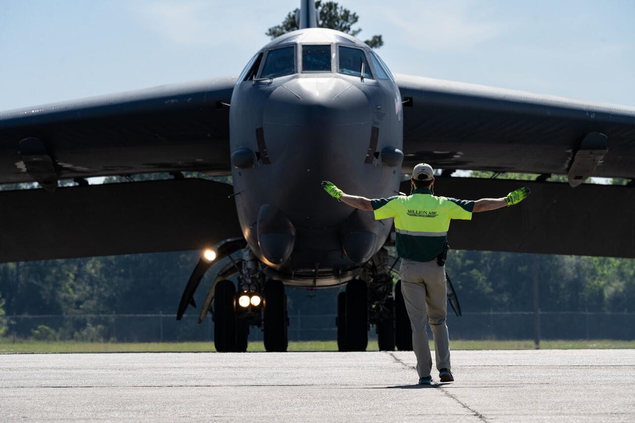 Antisipasi Perang Nuklir, Pesawat Pembom B-52 Latihan Pendaratan di Bandara Sipil