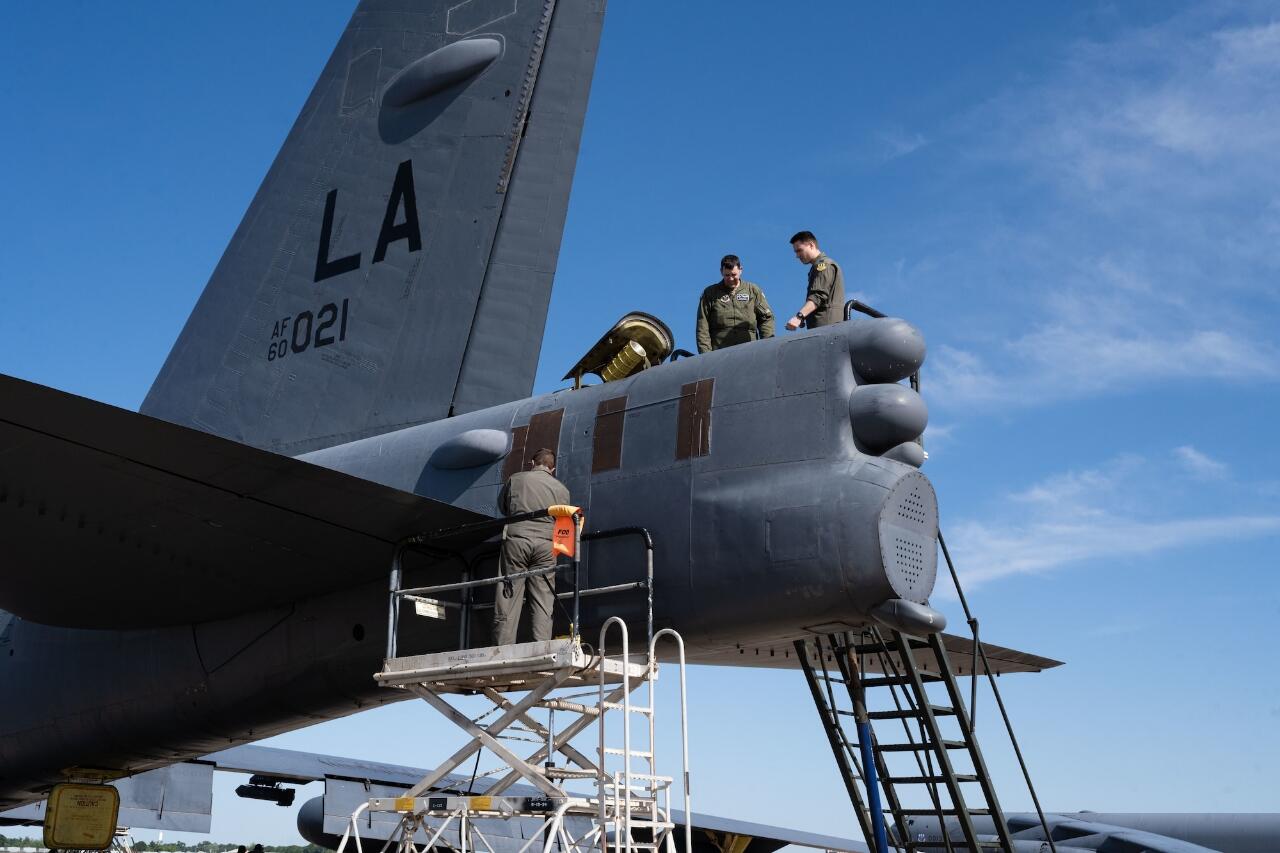 Antisipasi Perang Nuklir, Pesawat Pembom B-52 Latihan Pendaratan di Bandara Sipil