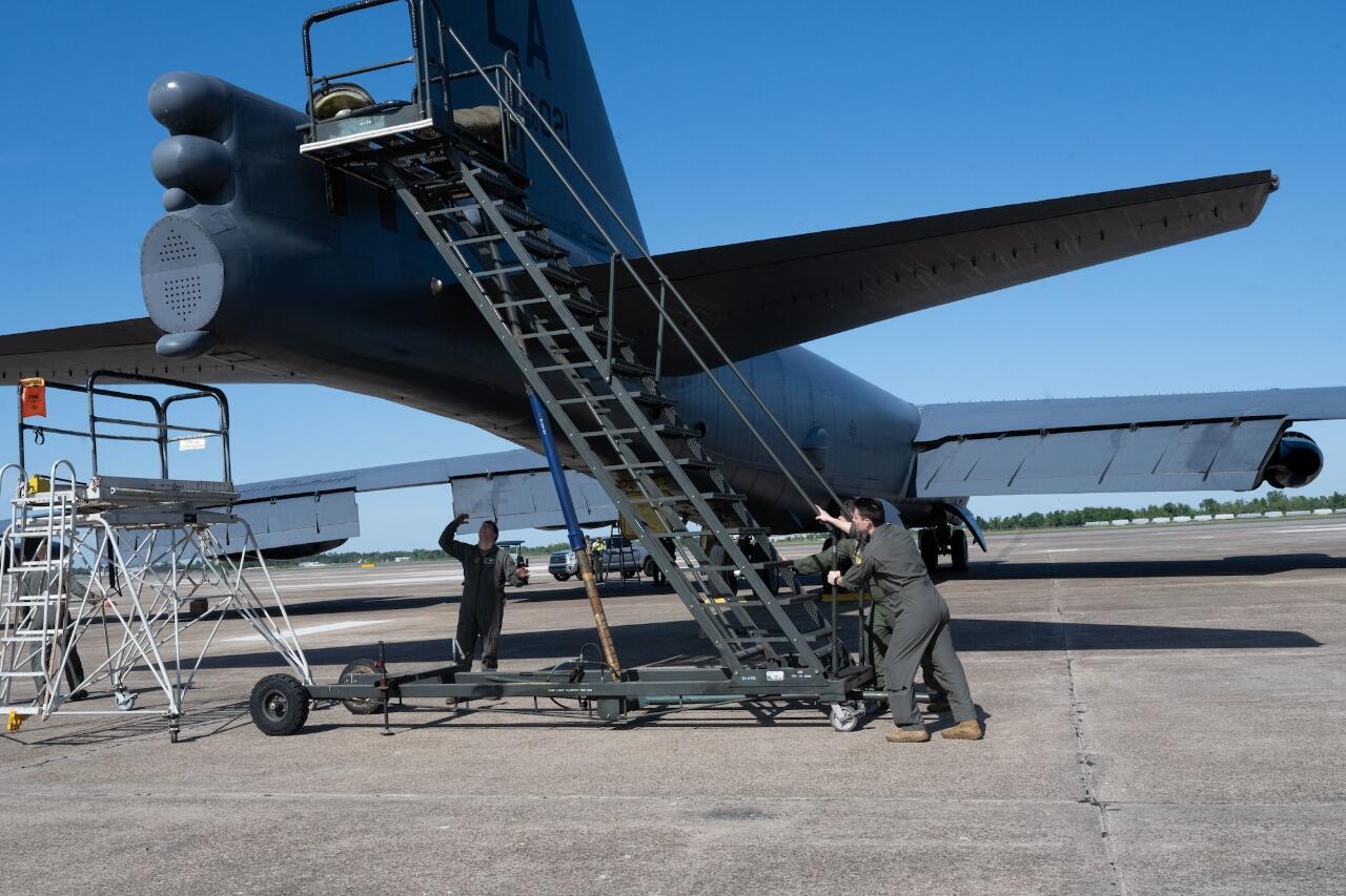 Antisipasi Perang Nuklir, Pesawat Pembom B-52 Latihan Pendaratan di Bandara Sipil