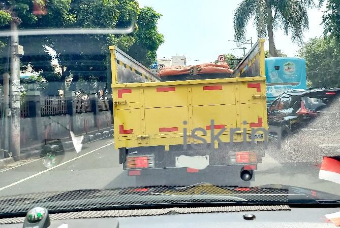 Pilih Dibelakang Truk Atau Didepan Truk, Inilah Posisi yang Paling Beresiko!