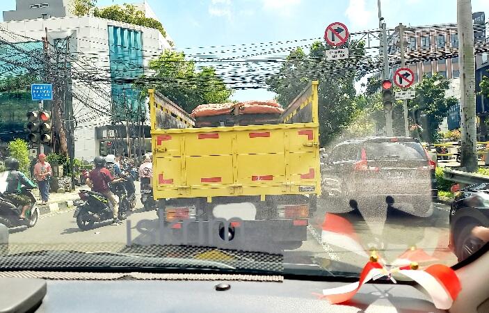 Pilih Dibelakang Truk Atau Didepan Truk, Inilah Posisi yang Paling Beresiko!