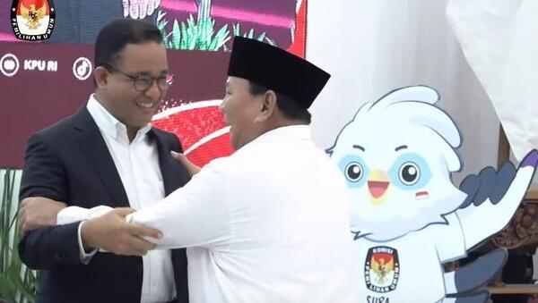 Peluk Anies, Prabowo: Senyum Anda Berat Sekali