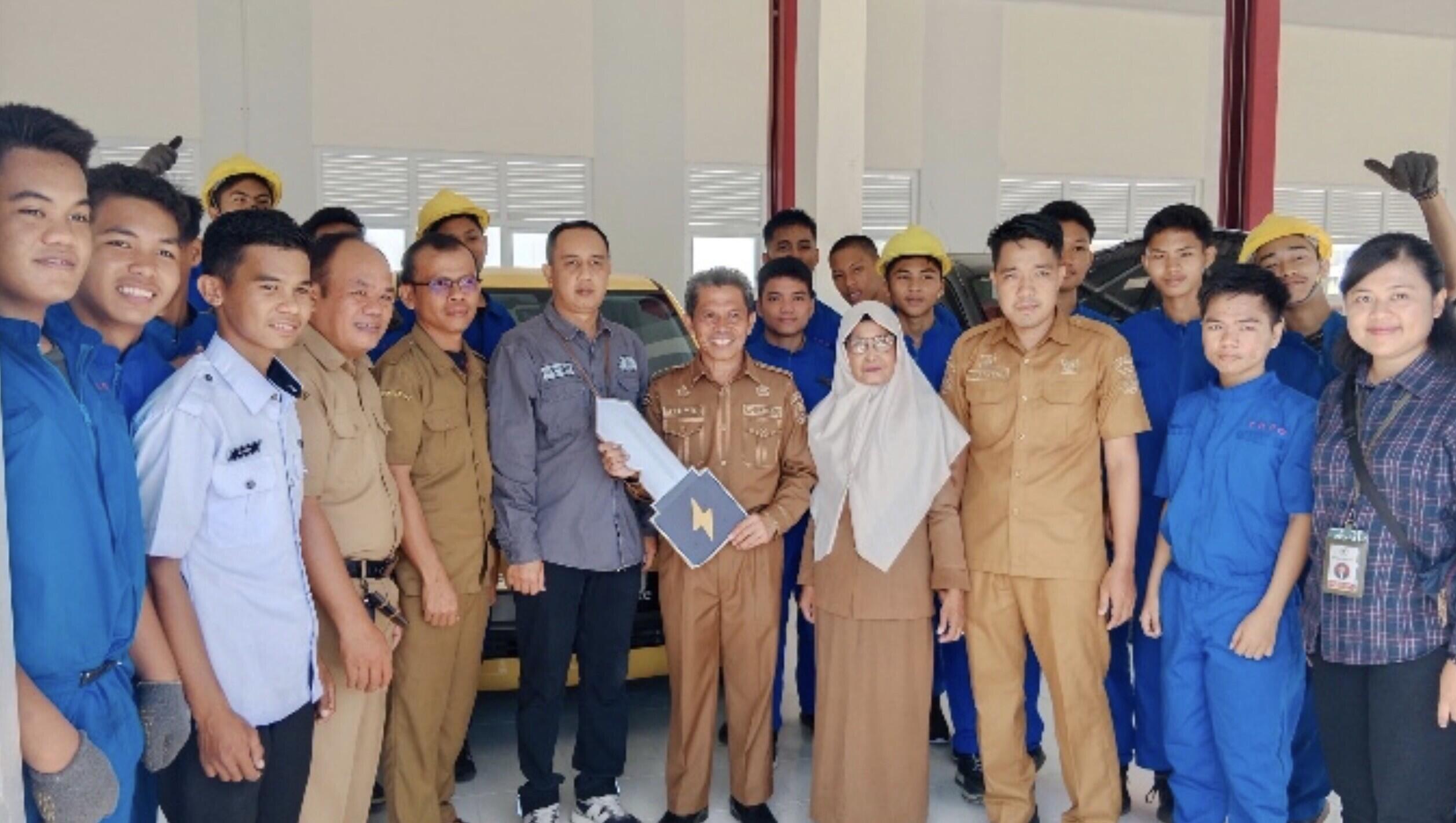 Majukan Pendidikan Vokasi, Jokowi Beri Mobil Listrik ke SMK Rangas Mamuju