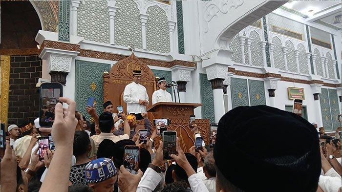 Kunjungi Aceh, Anies-Cak Imin Dipaksa Naik Mimbar Usai Salat Jumat