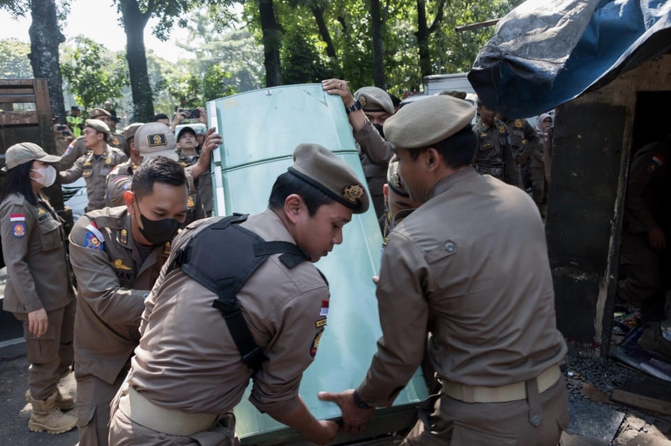 Langgar Perda, Satpol PP Bandung Amankan Bangunan Liar Di Jalan Supratman