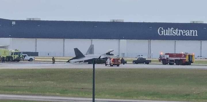Terjatuh dan Tak Bisa Bangkit Lagi, F-22 Raptor Tersungkur di Landasan Pacu
