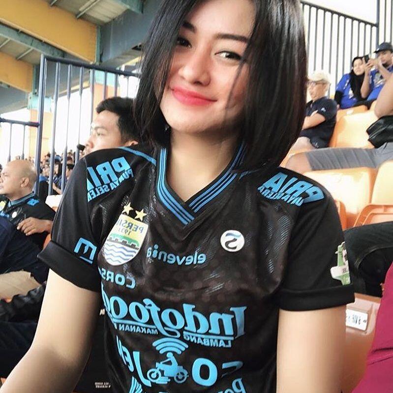 Kelakuan Bobotoh Cantik di Stadion Ketika Persib Bertanding