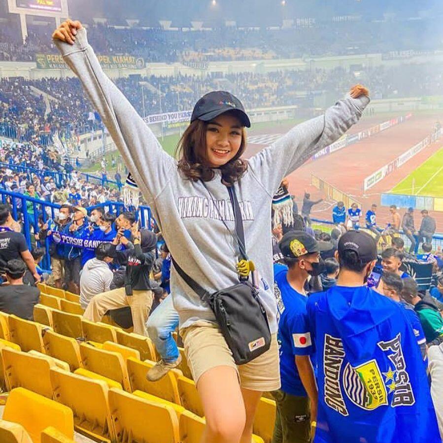 Kelakuan Bobotoh Cantik di Stadion Ketika Persib Bertanding