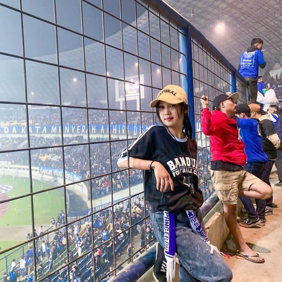 Kelakuan Bobotoh Cantik di Stadion Ketika Persib Bertanding