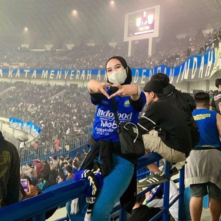 Kelakuan Bobotoh Cantik di Stadion Ketika Persib Bertanding