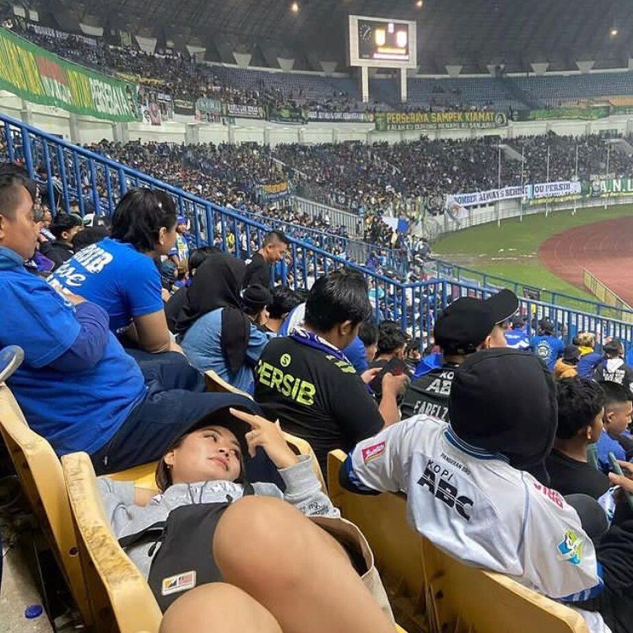 Kelakuan Bobotoh Cantik di Stadion Ketika Persib Bertanding