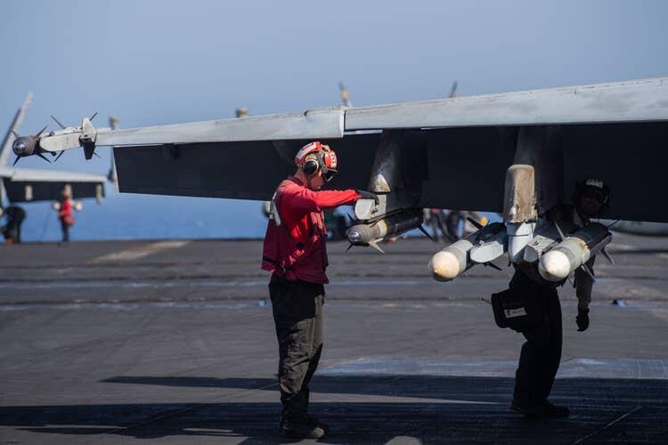 Super Hornet Bawa 9 Rudal Udara ke Udara Untuk Melawan Drone Houthi