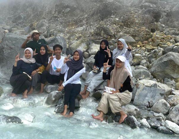 Keren Abiss Relawan Taman Bacaan, Healing-nya Menddaki ke Kawah Ratu