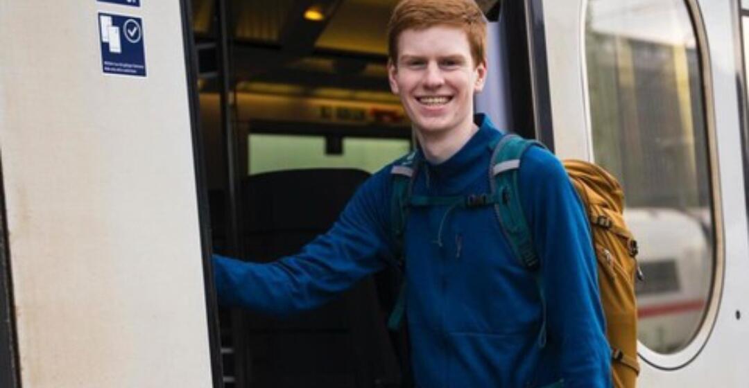Railfans Sejati, Pemuda Ini Tinggal Setahun di Kereta